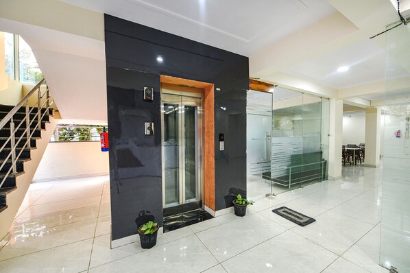 Lobby - Fabhotel Palm Paradise (Noida)