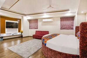 Egyptian cotton sheets, premium bedding, free WiFi, bed sheets - Fabhotel Sr Naroda (Ahmedabad)