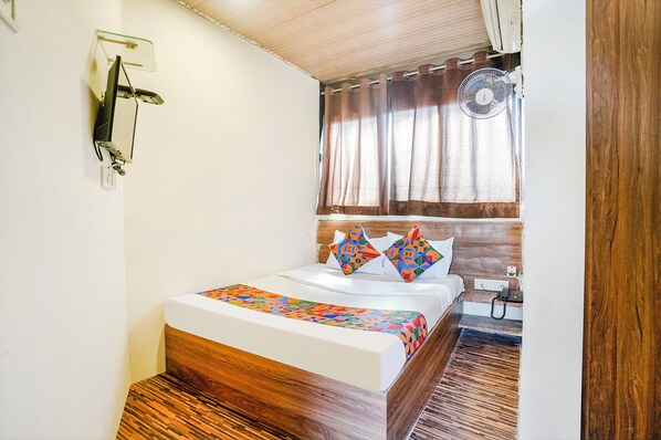 Egyptian cotton sheets, premium bedding, free WiFi, bed sheets - Fabexpress Harshita Inn (Navi Mumbai)