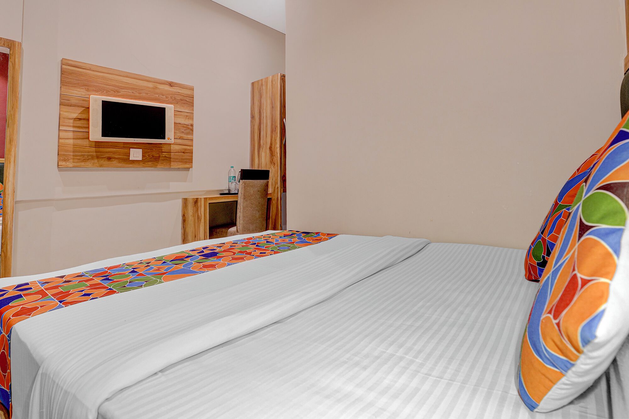 Egyptian cotton sheets, premium bedding, free WiFi, bed sheets