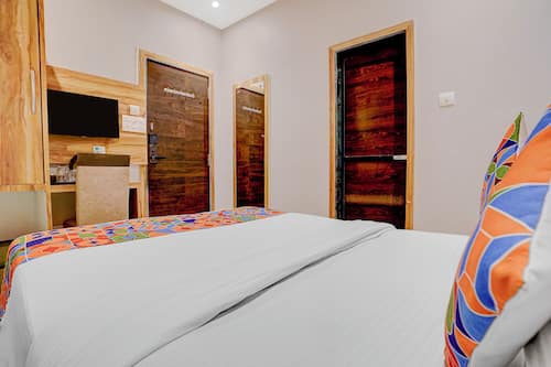 Egyptian cotton sheets, premium bedding, free WiFi, bed sheets