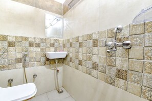 Shower, free toiletries, towels, toilet paper - Fabexpress Sr (Jaipur)