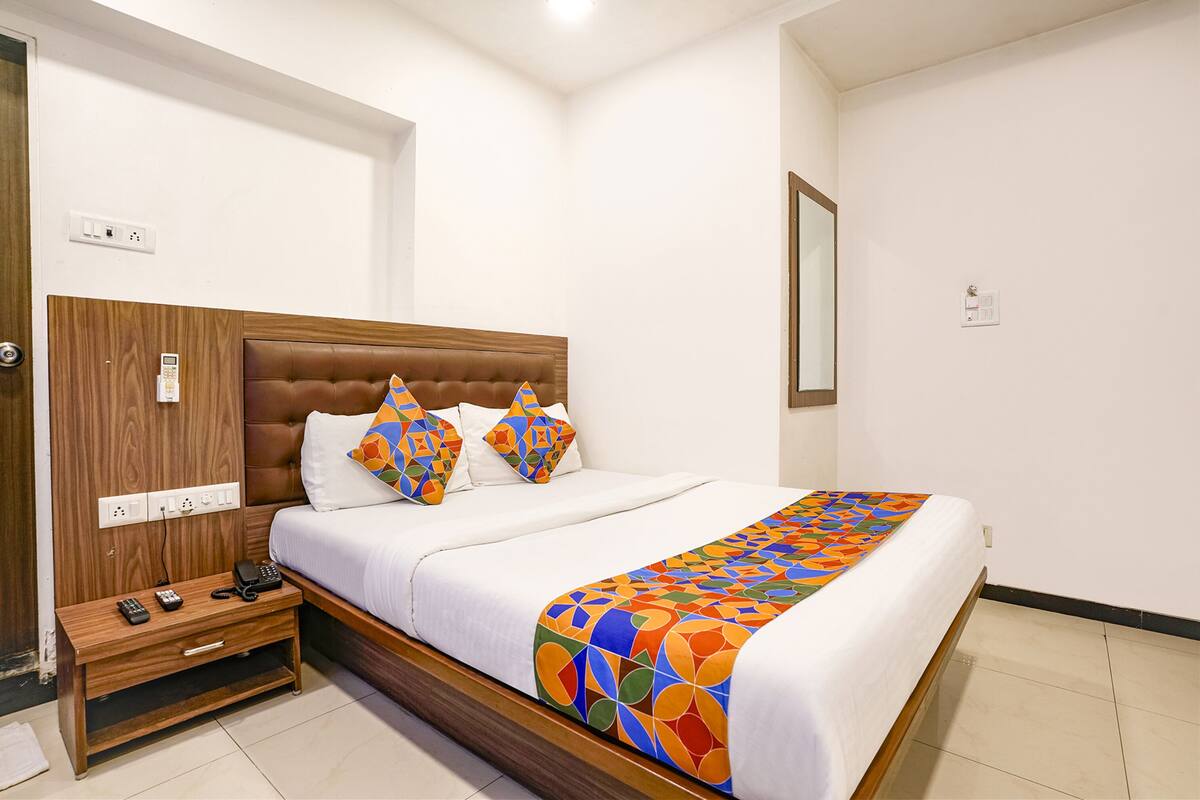 Kamar Deluks | Seprai katun Mesir, seprai premium, brankas, dan Wi-Fi gratis