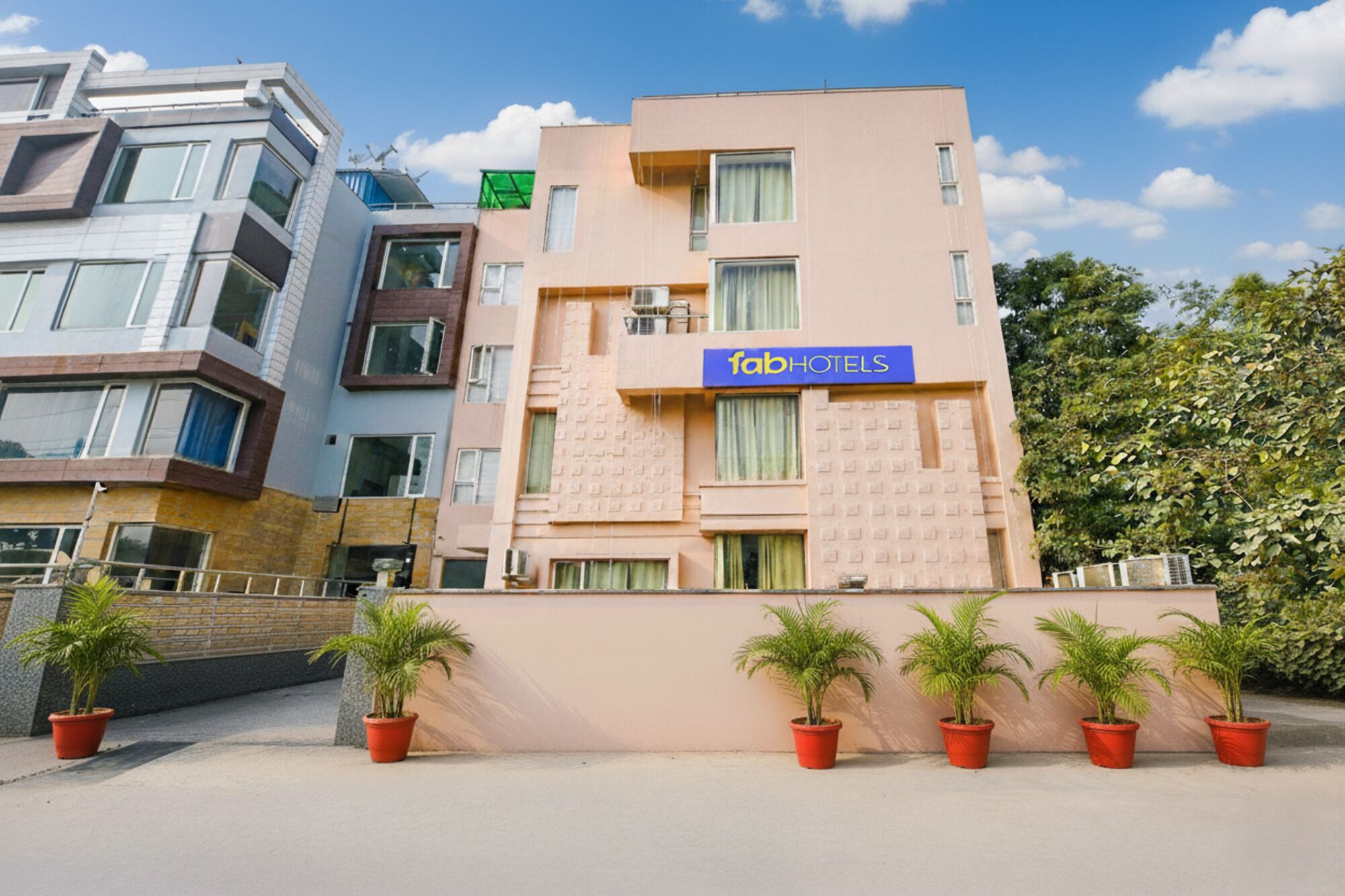 Un hôtel moderne, avec une enseigne « fabHOTELS » sur sa façade.