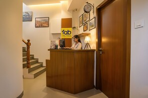 Reception - Fabhotel Mumbai Corporate Rooms Jb Nagar (Mumbai)