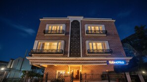A two-story building with a sign reading "fabHOTELS" at the entrance. - Fabhotel Mumbai Corporate Rooms Jb Nagar (Mumbai)