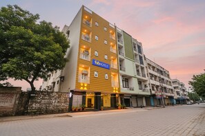 Property entrance - Fabhotel Taugan Inn (New Delhi)