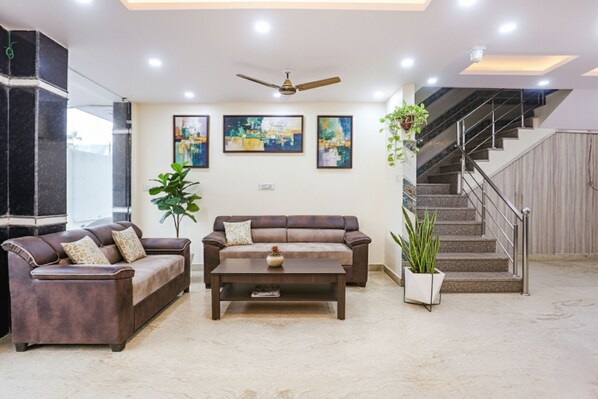 Lobby sitting area - Fabhotel Taugan Inn (New Delhi)