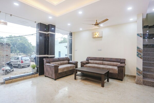 Lobby sitting area - Fabhotel Taugan Inn (New Delhi)