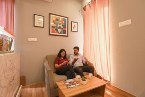 Lobby sitting area - Fabhotel Villa The Suites (Prayagraj)