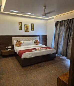 Egyptian cotton sheets, premium bedding, free WiFi, bed sheets - Fabhotel Casa De Grand (Prayagraj)