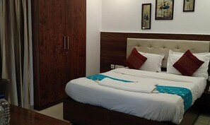 Egyptian cotton sheets, premium bedding, free WiFi, bed sheets - Fabhotel Casa De Grand (Prayagraj)