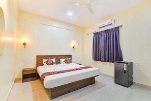 Deluxe Room | Premium bedding, free WiFi, bed sheets - Fabhotel Baga Tulip (Baga)