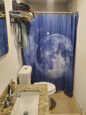 Shower, hair dryer, towels, soap - Cozy, Unique & Private Apartment in Prime Location Near IAH Airport (Spring)