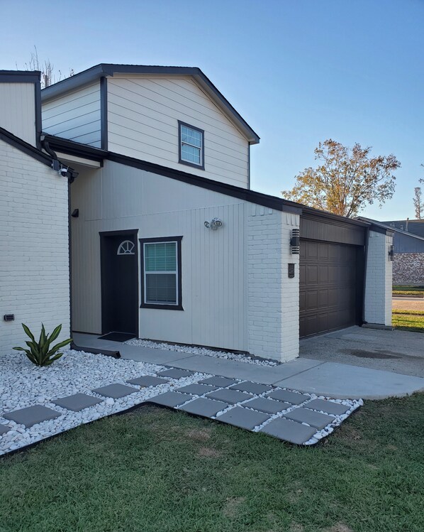 Exterior - Cozy, Unique & Private Apartment in Prime Location Near IAH Airport (Spring)