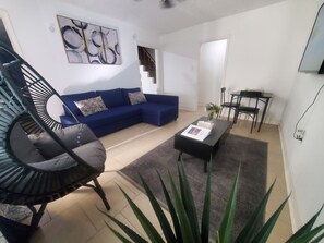 Smart TV - Cozy, Unique & Private Apartment in Prime Location Near IAH Airport (Spring)