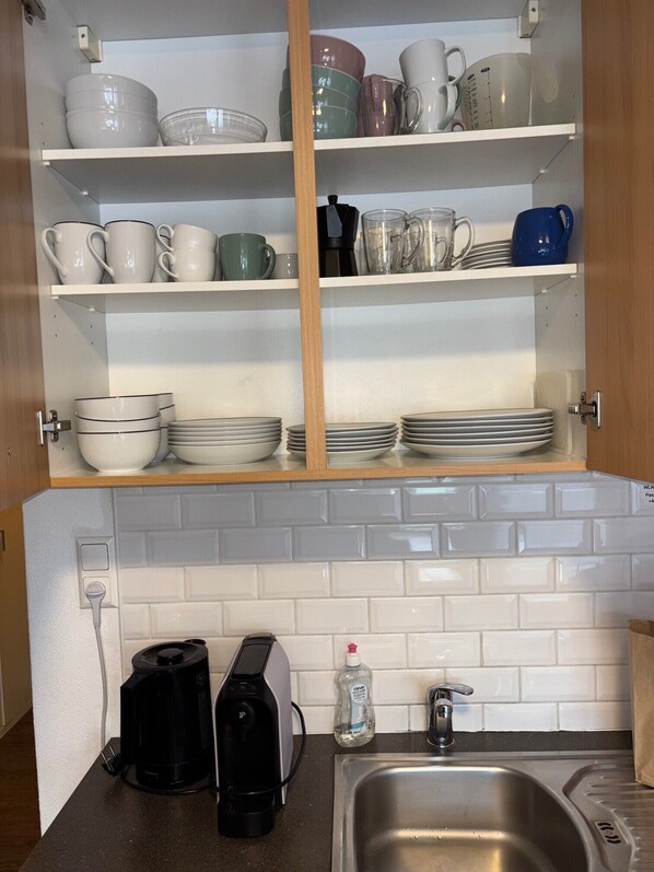 Kühlschrank, Mikrowelle, Ofen, Geschirrspüler