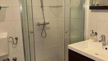 Dusche, Haartrockner, Handtücher, Toilettenpapier