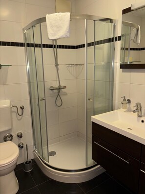 Dusj, hårføner og håndklær