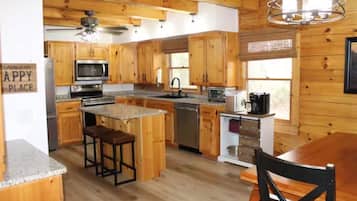 Microondas, horno, placa de cocina y lavavajillas