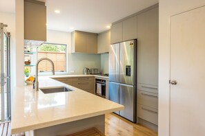 Kühlschrank, Mikrowelle, Ofen, Herdplatte