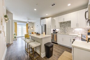 Microwave, oven, stovetop, dishwasher - Chic 1-bedroom with AC and WiFi in fabulous Missouri City (Missouri City)