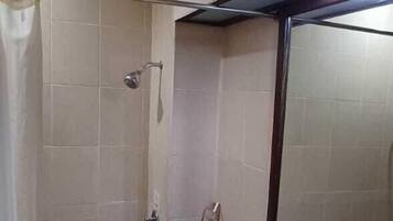 Sabonete, shampoo, papel higiênico