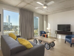 Living area - Chic 1-bedroom hotel suite with rooftop pool and WiFi in the heart of Austin (Austin)