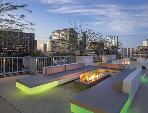 Chic 1-bedroom hotel suite with rooftop pool and WiFi in the heart of Austin
