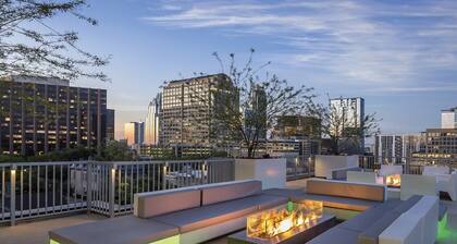 Chic 1-bedroom hotel suite with rooftop pool and WiFi in the heart of Austin
