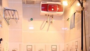 Ein kleines Badezimmer mit Toilette, Dusche und einem Händetrockner.