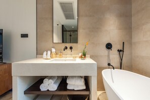 Family Double or Twin Room, Balcony, City View | Bathroom | Bathrobes, slippers - SSAW Boutique Hotel Hangzhou Liangyun (Hangzhou)