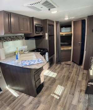 Jääkaappi, mikroaaltouuni, kahvin-/teenkeitin, leivänpaahdin