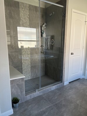Douche, sèche-cheveux, serviettes fournies, savon