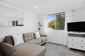 TV - Henderson St, Studio Noosa Sunshine Beach (Sunshine Beach)