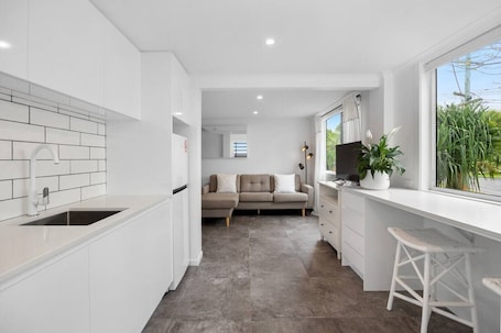 TV. Henderson St, Studio Noosa Sunshine Beach