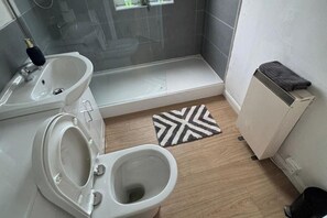 Een douche, een haardroger, handdoeken