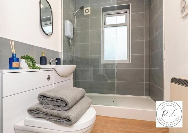 Douche, séchoir à cheveux, serviettes fournies