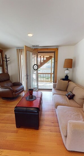 Living area - Historic 11 room Full House Rental in Oak Bluffs walking distance to beach (Oak Bluffs)