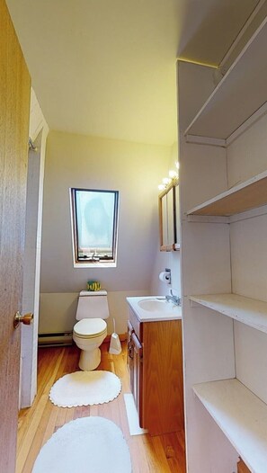 Douche, serviettes fournies, savon, papier toilette