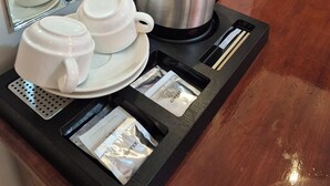 Comfort-Doppelzimmer, Blick auf den Innenhof | Essbereich im Zimmer