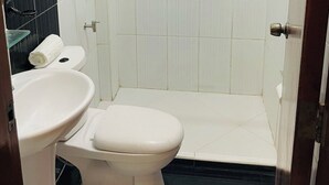Comfort-Doppelzimmer, Blick auf den Innenhof | Badezimmer