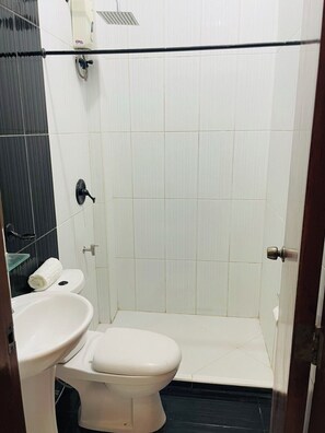 Comfort Double Room, Courtyard View | Bathroom | Shower, towels, soap, shampoo