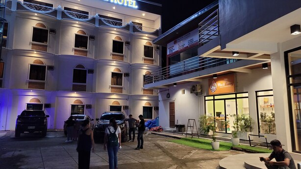 Das Kaia Isabelle Hotel mit moderner Fassade, mehreren Balkonen und einem sichtbaren Restaurant namens "Max & Bunny".