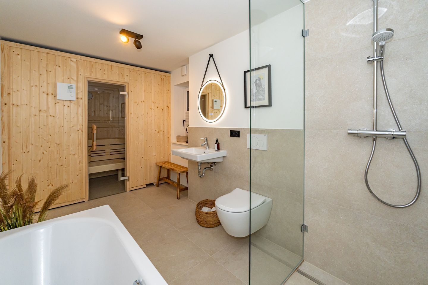 Douche, sèche-cheveux, serviettes fournies