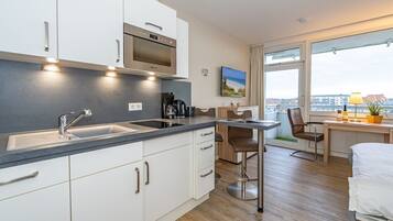 Kühlschrank, Mikrowelle, Wasserkocher mit Kaffee-/Teezubehör