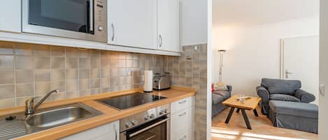 KĂŒhlschrank, Mikrowelle, Ofen, Herdplatte