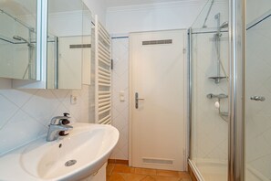 Regadera, secadora de cabello, toallas