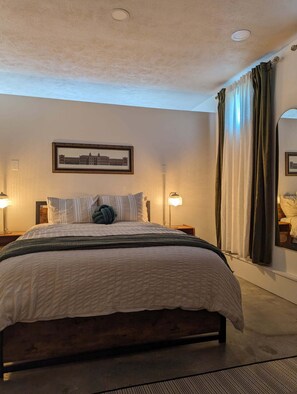 1 bedroom, desk, iron/ironing board, free WiFi - One of a kind ADU located in Omaha's Benson District! (Omaha)