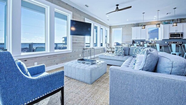Living area - Spacious 7-bedroom house with private pool in awesome Gulf Shores (Gulf Shores)